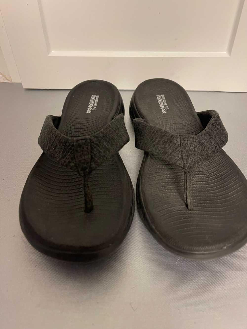 Skechers GoWalk Flip Flops Women’s GoGa Max Sandals Sz 8